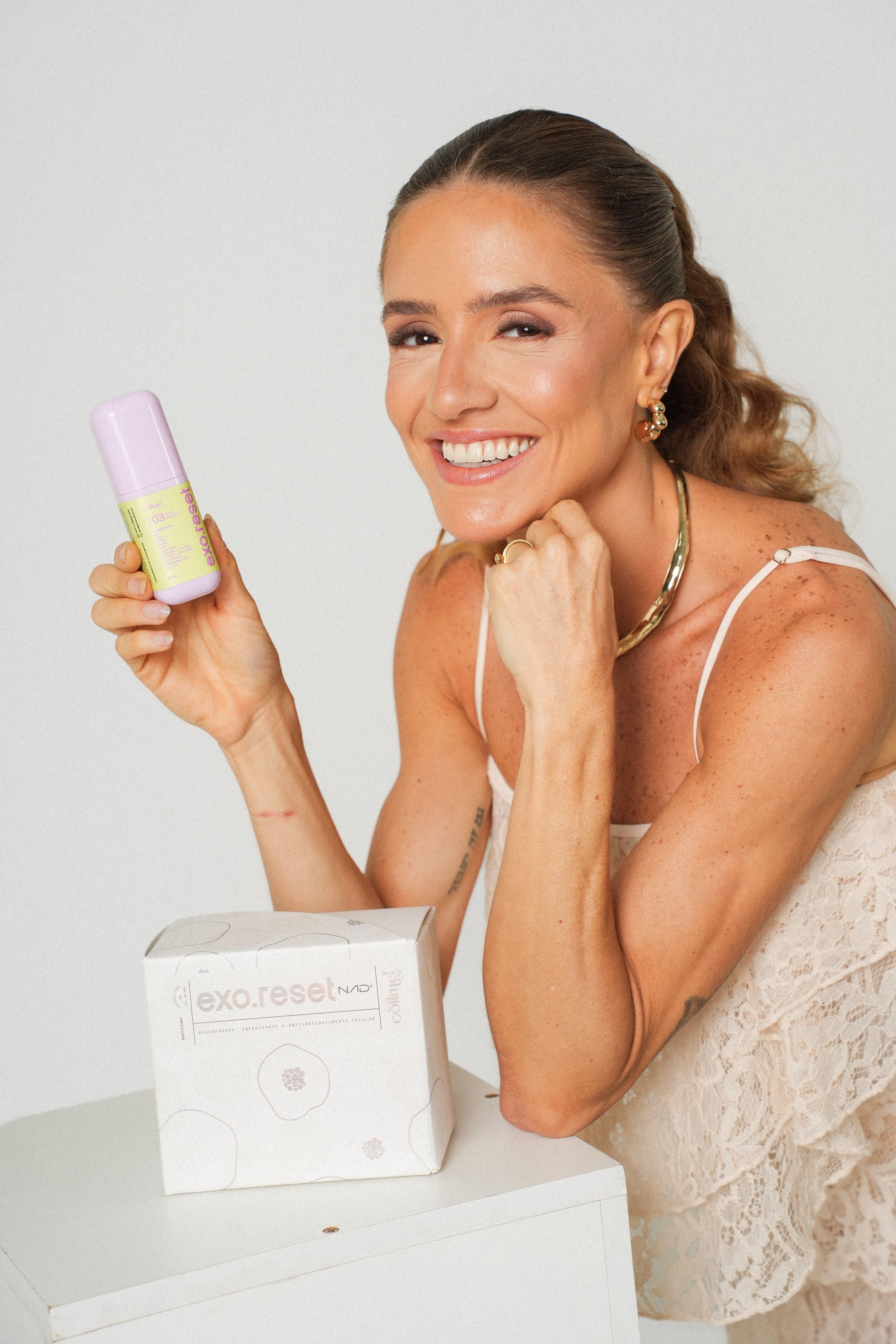 Dra. Rafaella com o produto e o kit Exo.Reset