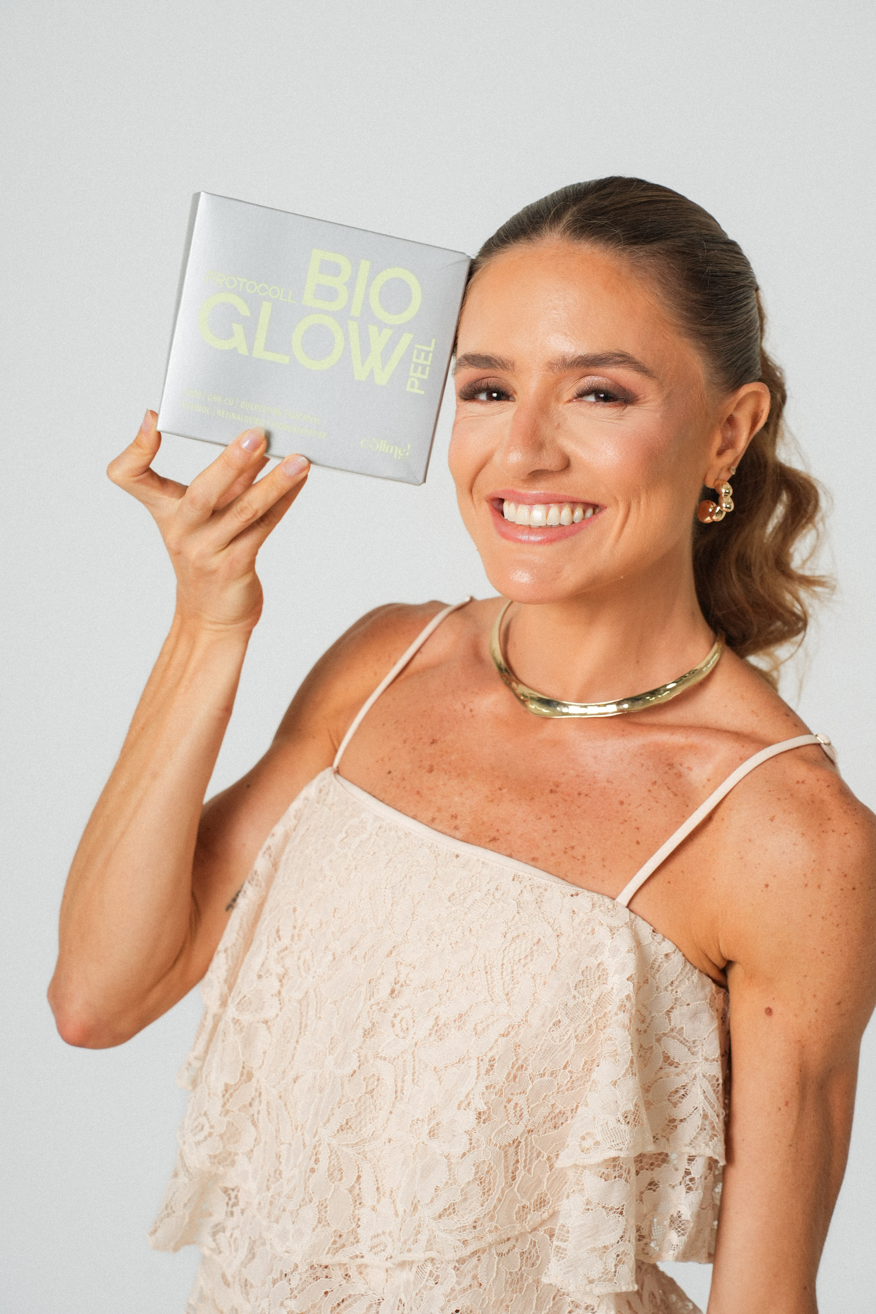 Dra. Rafaella com a embalagem do protocolo BioGlow Peel