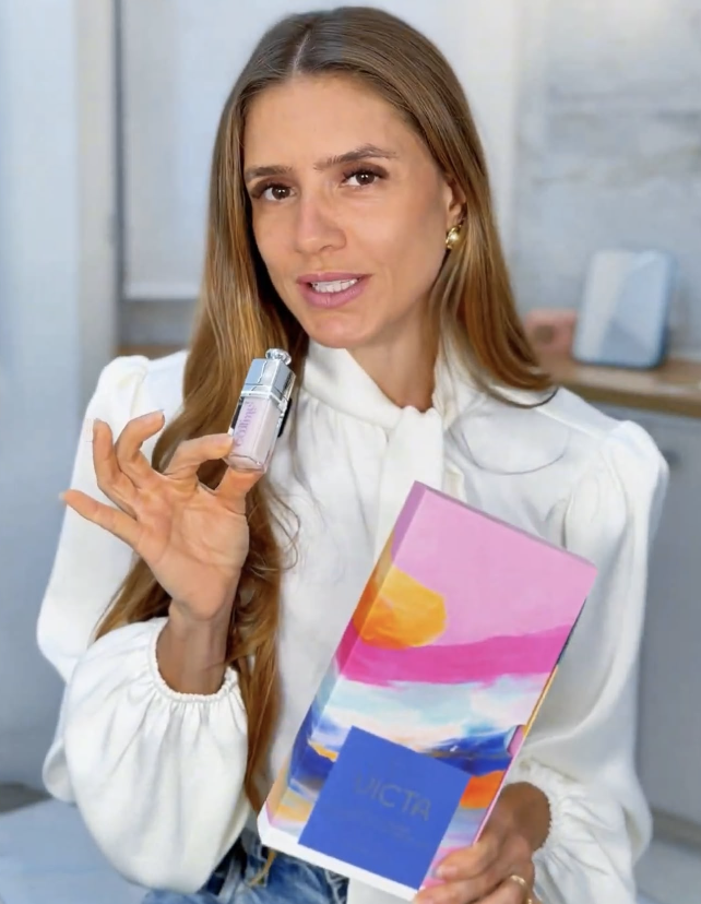Dra. Rafaella apresentando o cuidado BioReconexão, com blusa branca